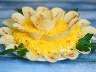 Слоеный салат с копченой курицей: рецепт для новогоднего стола