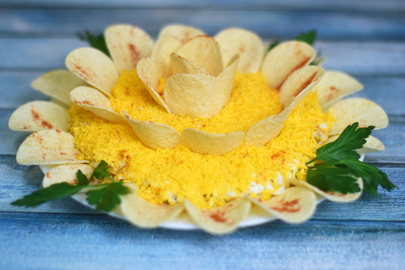 Слоеный салат с копченой курицей: рецепт для новогоднего стола